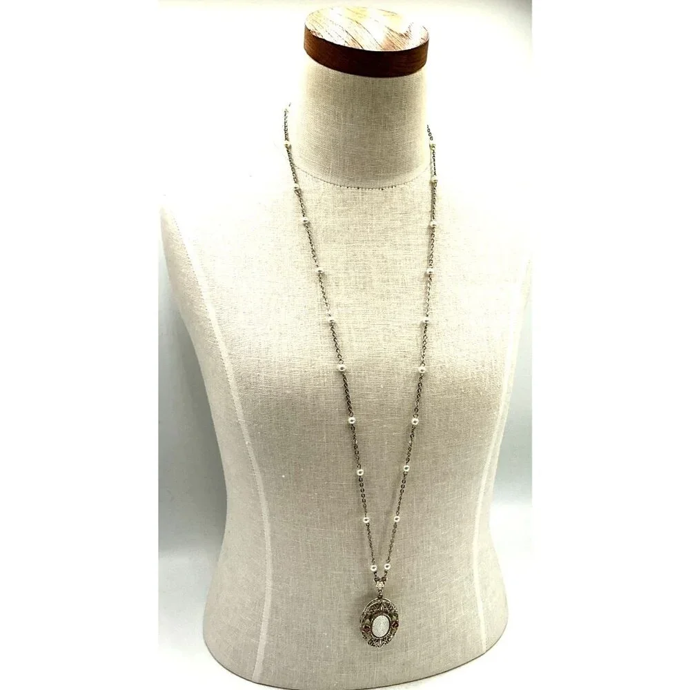 Vintage-Style Oval Locket Necklace With Faux Pearls and Floral Accents - Picture 2 of 7